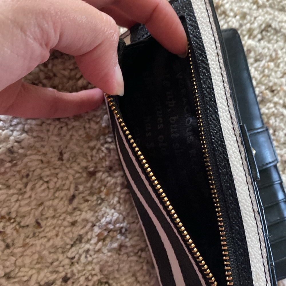 • Kate Spade Wallet • - Picture 6 of 6